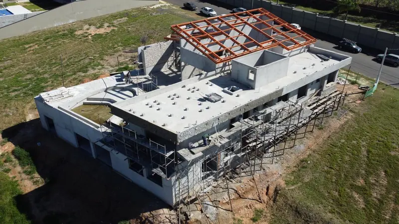 Vista aérea de residência em construção com estrutura de cobertura