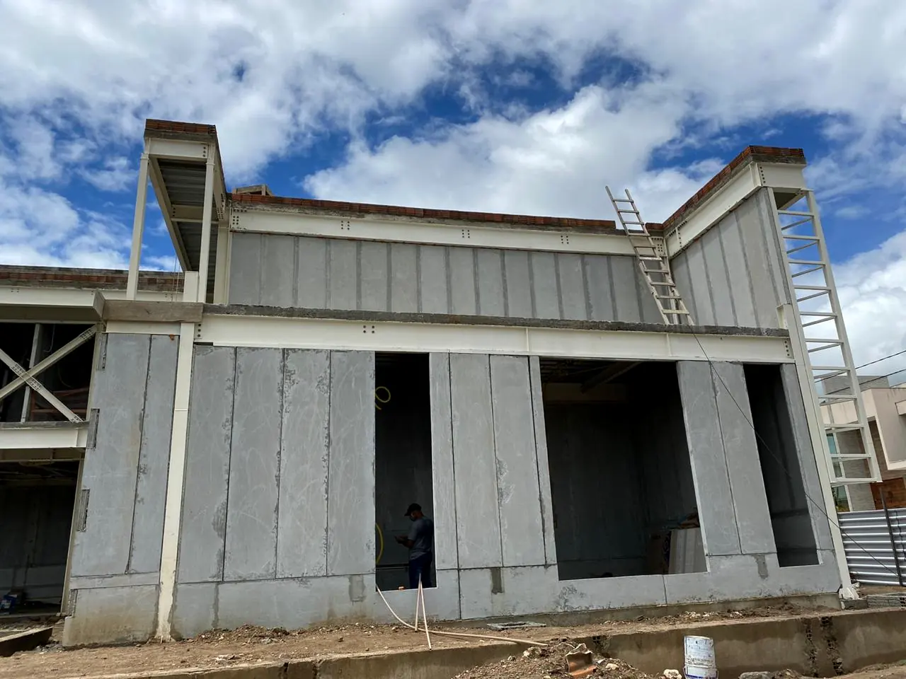 Painéis TermoConcreto pré-moldados montados em residência