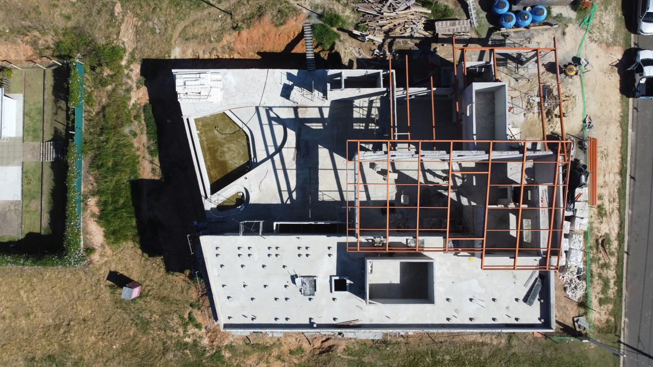 Obra Edifica Brasil vista de drone — estrutura em construção modular