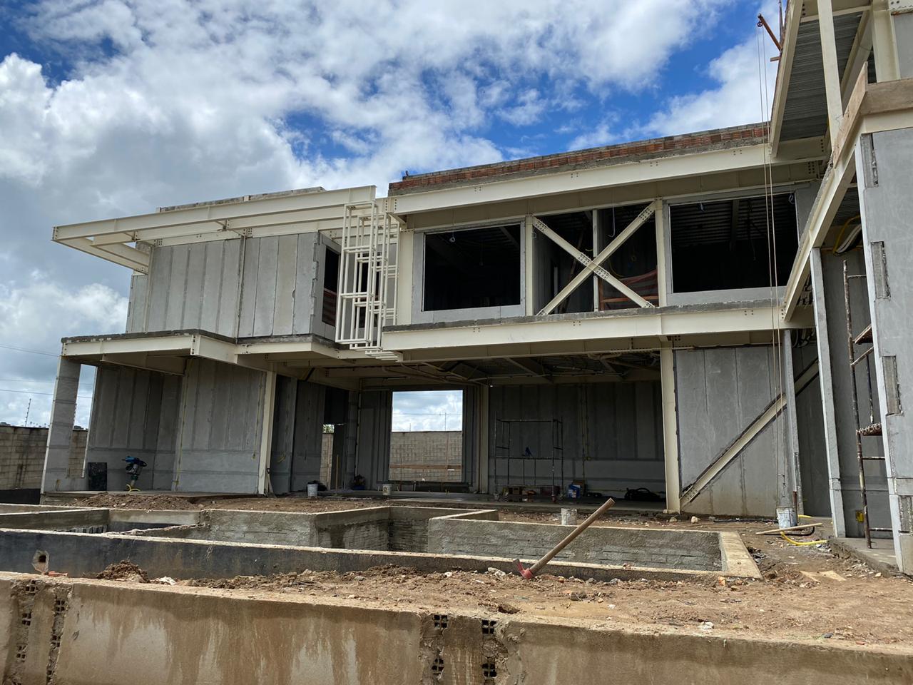 TermoConcreto — painéis pré-moldados em montagem